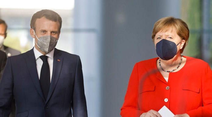 Bloomberg: Μέρκελ και Μακρόν επέπληξαν την Ελλάδα για χαλαρά μέτρα στην υποδοχή τουριστών