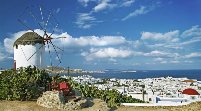 Η Μύκονος, οι ομπρέλες της Ριβιέρας και τα 534 ευρώ