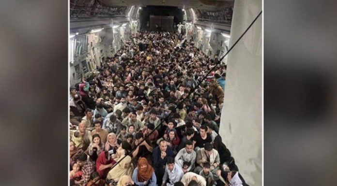 Αφγανιστάν: Συγκλονίζει η εικόνα με τους 600 ανθρώπους «στοιβαγμένους» σε στρατιωτικό αεροσκάφος των ΗΠΑ