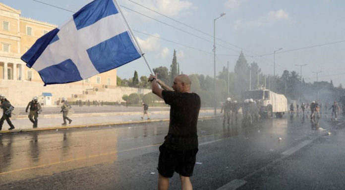 Ομηροι της μισαλλοδοξίας – Η Ελλάδα επιστρέφει στη ρητορική του μίσους που δηλητηριάζει την πολιτική ζωή