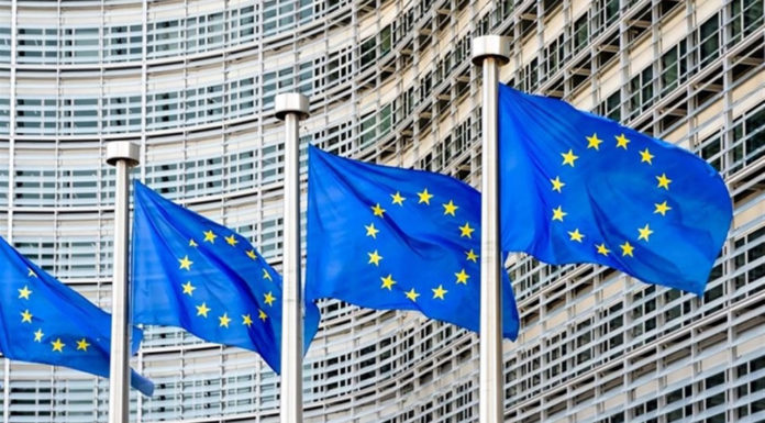 EE: Απορρίπτει το βρετανικό αίτημα για επαναδιαπραγμάτευση του πρωτοκόλλου της Β. Ιρλανδίας