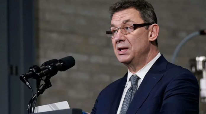 Άλμπερτ Μπουρλά για το χάπι της Pfizer: «Μεγάλη μέρα για την ανθρωπότητα» -Σύντομα η αίτηση για επείγουσα άδεια