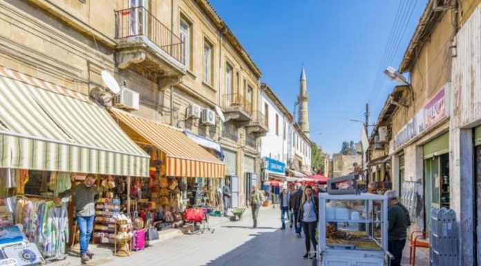 Αναθεματίζουν στα κατεχόμενα την ΕΕ, όχι όμως και τα ευρώ