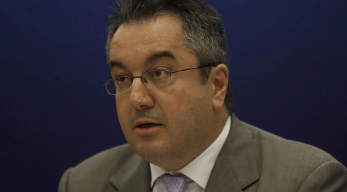 Τι πρέπει να γνωρίζουμε για τη μετάλλαξη Όμικρον -Ο Μόσιαλος απαντά στα 11 βασικά ερωτήματα