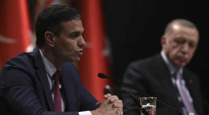 Ισπανία: Ο ηγέτης του Λαϊκού Κόμματος «αδειάζει» τον Σάντσεθ για τη συμφωνία με Ερντογάν