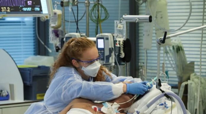 Όμικρον – Εξαπλώνεται γρήγορα γιατί μολύνει ταχύτατα και όσους έχουν ήδη νοσήσει