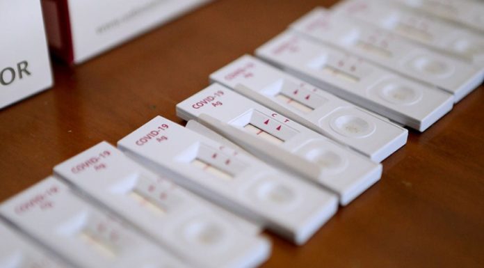 Κορωνοϊός: Τα συμπτώματα της Όμικρον το πρώτο 48ωρο