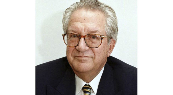 Ο Νίκος Θρασυβούλου συνομιλεί με τον Γιάννη Μαρίνο