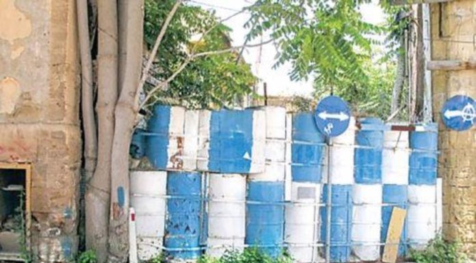 Μετανάστες, μαύρες τρύπες και 300 ειδικοί αστυνομικοί