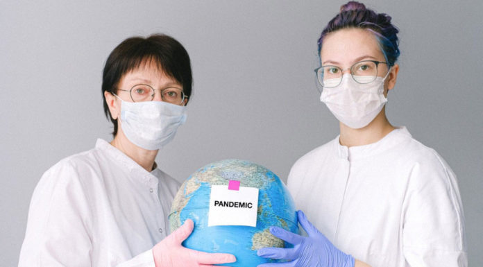 Όμικρον – Πότε θα κορυφωθεί το πανδημικό κύμα, πότε θα τελειώσει η πανδημία