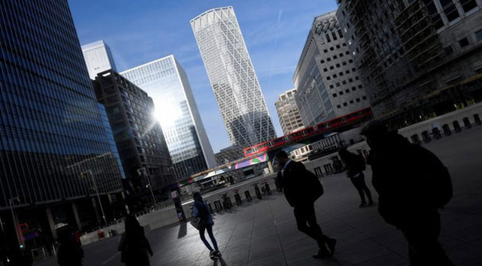 Κορωνοϊός – έρευνα: Πού και πώς είναι πιο πιθανό να κολλήσουμε Covid