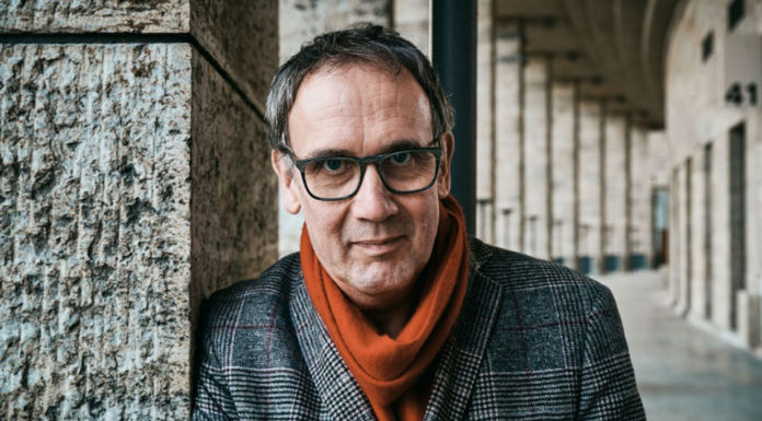 Φόλκερ Κούτσερ: «Ήθελα να δείξω πώς μπορεί να πάει κατά διαόλου μια δημοκρατία»… Του Λεωνίδα Καλούση