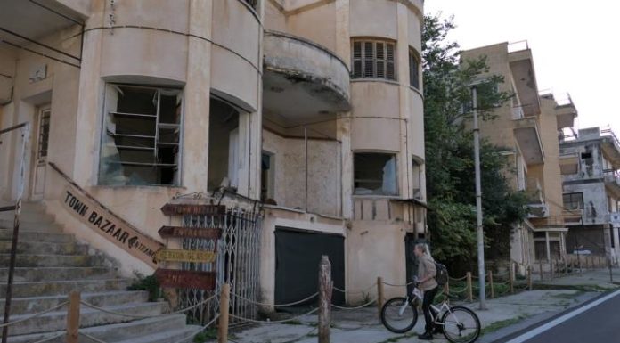 Πήραν το χρήμα από τους αποικιοκράτες και τώρα θέλουν τις περιουσίες