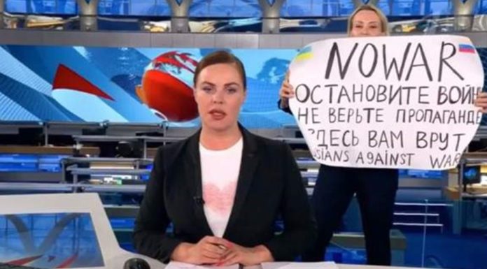Ρωσία: Με κάθειρξη 15 ετών απειλείται η διαδηλώτρια που διέκοψε live δελτίο ειδήσεων