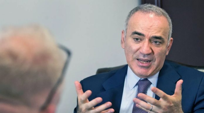 Γκάρι Κασπάροφ: Η Λεπέν είναι όπλο του Πούτιν κατά της Ευρώπης και της Δημοκρατίας