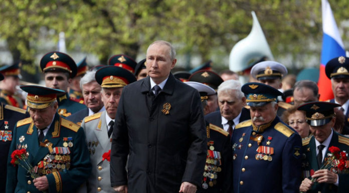 Πούτιν: Το μόνο που του απομένει είναι «η αηδιαστική λατρεία της νίκης» – Θα αρνηθούν οι Ρώσοι το «όπιο των μαζών»;