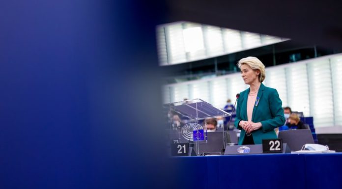 Η ΕΕ ετοιμάζει σχέδιο ύψους 195 δισ. ευρώ για να εγκαταλείψει τα ρωσικά ορυκτά καύσιμα