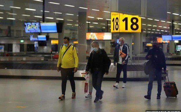 Χωρίς μάσκες σε αεροδρόμια και πτήσεις από σήμερα- Τα ψιλά γράμματα στις συστάσεις