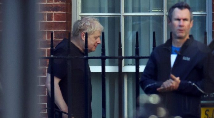 Guardian για Τζόνσον: Mετά από εβδομάδες «άρνησης», κατάλαβε πόσο μεγάλο πρόβλημα αντιμετωπίζει