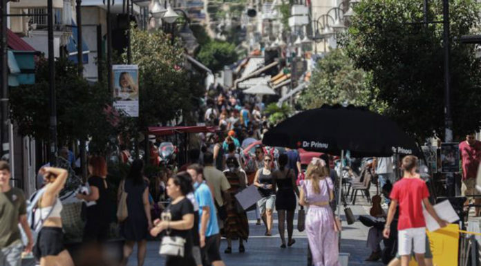 Κοροναϊός: Συναγερμός από χιλιάδες επαναμολύνσεις και εκτόξευση των νοσηλειών – Προ των πυλών νέο επιδημικό κύμα