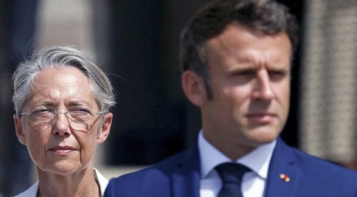 Πολιτική κρίση στη Γαλλία -Η αντιπολίτευση καταθέτει πρόταση μομφής κατά Μακρόν-Μπορν, με το «καλημέρα»