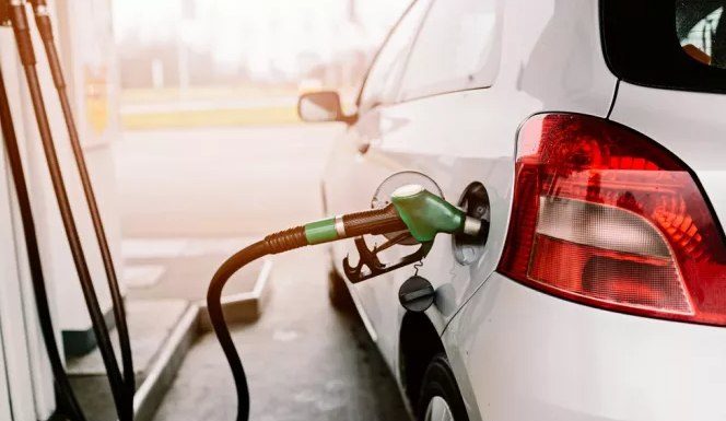 Fuel Pass 2: Αυξάνεται ως στις 45.000 ευρώ το εισοδηματικό όριο για τους δικαιούχους