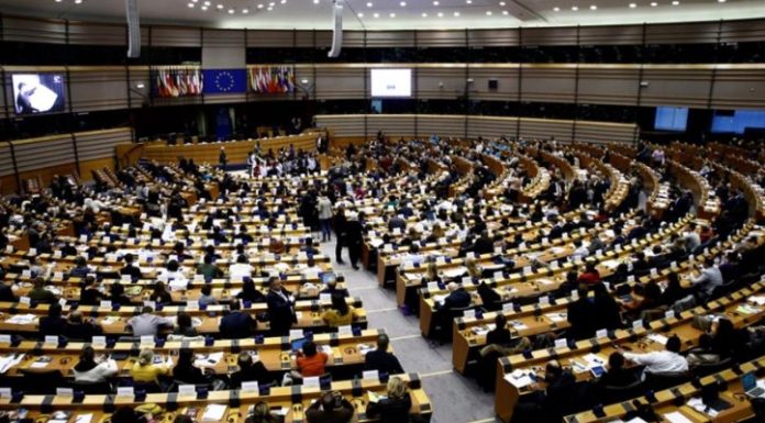 Κοινοβούλια «τσίρκου» στην Ευρώπη και στο βάθος Τραμπ … Της Σώτης Τριανταφύλλου