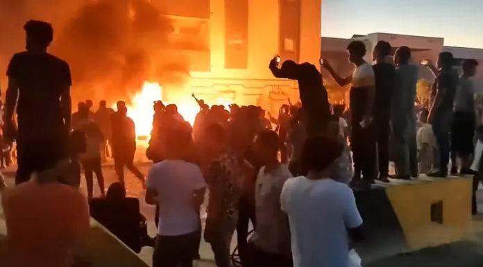 Λιβύη: Έκρυθμη η κατάσταση – Τι θα κάνει ο Ντμπέιμπα, συνεχίζονται οι διαδηλώσεις