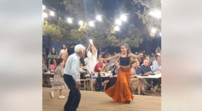 Σχοινούσα: 89χρονος και εγγονή χόρεψαν γράφοντας στη γη αυτό που θέλει να πει η ψυχή τους (videos)
