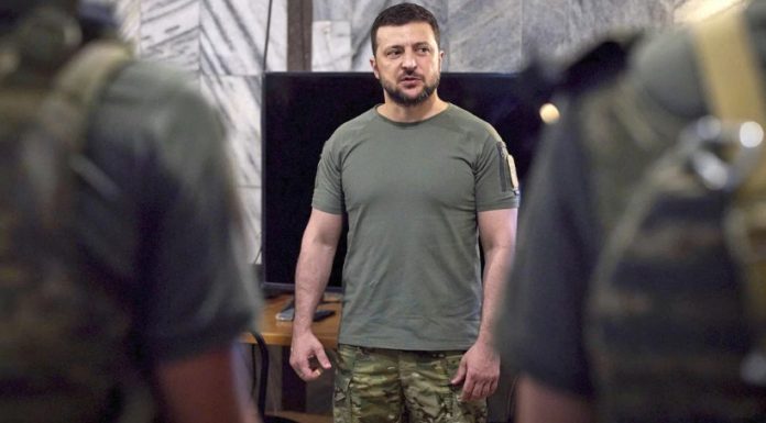 Oυκρανία: Ο Ζελένσκι «πήρε» τα κεφάλια κορυφαίων αξιωματούχων για προδοσία και συνεργασία με τη Ρωσία