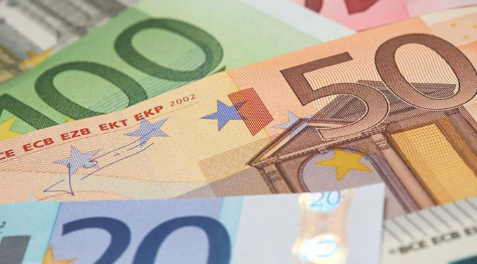 Άγριο σορτάρισμα πλήττει το ευρώ