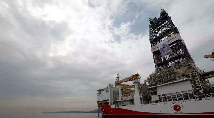 Πυρ και μανία οι Τούρκοι, κλιμακώνουν τις προκλήσεις: Οι απειλές Ακάρ για «αυτοάμυνα στο Αιγαίο» και το γεωτρύπανο – Η απάντηση της