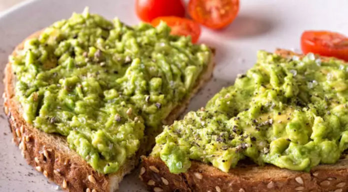 Ειδικοί προτείνουν αυτόν τον συνδυασμό στο πρωινό ως τον #1 για την υγεία της καρδιάς