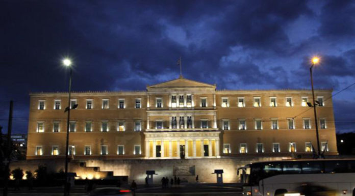 Όλοι με το βλέμμα στα επόμενα γκάλοπ – Ο στενός κύκλος του Αλέξη – Εγκώμιο απραξίας