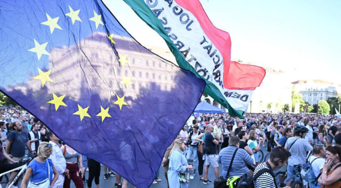 Η Ουγγαρία είναι πλέον «υβριδικό καθεστώς», διακηρύσσει το ΕΚ