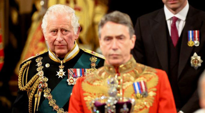 Βρετανία: Η εποχή μετά τη βασίλισσα Ελισάβετ, ο Κάρολος και η επόμενη ημέρα ενός θεσμού σε παρακμή