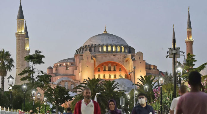 «Κεραυνοί» Suddeutsche Zeitung για την Αγία Σοφία: Επικρατεί «θρησκευτικό πανηγύρι»