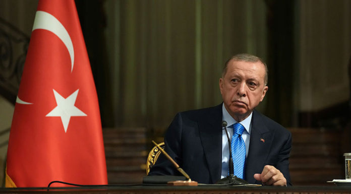 Επιμένει ο Ερντογάν: Απειλεί ξανά την Ελλάδα, στηρίζει Πούτιν για αέριο και κυρώσεις