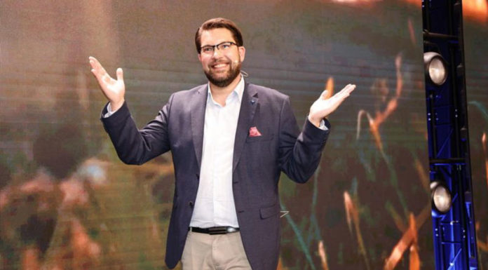 Σουηδικές εκλογές: Σφοδρή ευρωπαϊκή κριτική στο ΕΛΚ για τη συνεργασία με ακροδεξιά… Του Charles Szumski