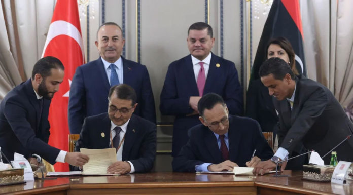 Τουρκία: Ο Τσαβούσογλου υπέγραψε μνημόνιο συνεργασίας με τη Λιβύη για τους υδρογονάνθρακες -Πώς αντιδρά η Αθήνα