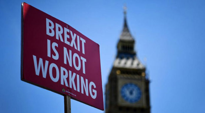 «Ταπεινότητα» για την ζημιά που προκλήθηκε ζητάει τώρα ένας εκ των βασικών Brexiters… Του Benjamin Fox
