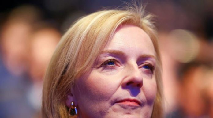 Βρετανία: Οδυνηρή ήττα και ταπεινωτική υποχώρηση – Τι σημαίνει το… αυτογκόλ της Τρας