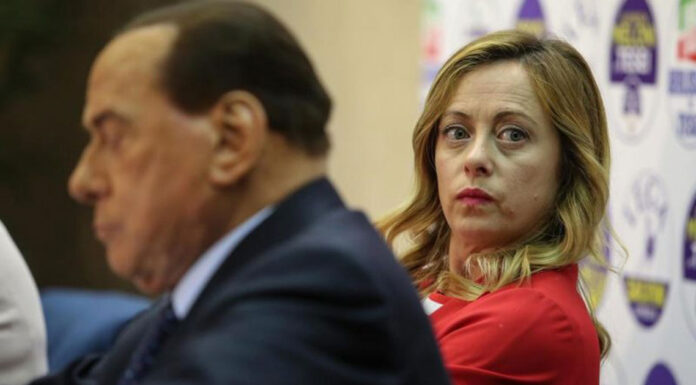 Την πρώτη ρωγμή στον συνασπισμό της Μελόνι προκάλεσε ο Μπερλουσκόνι… Της Federica Pascale