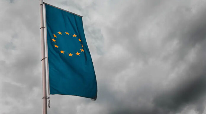 Κίνδυνοι και προκλήσεις από τον κλονισμό της πολιτικής και της Δημοκρατίας… Του Γιάννο Παπαντωνίου