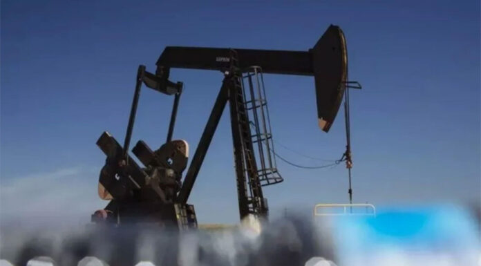 Πετρέλαιο: H ΕΕ κλείνει στα 60 δολάρια το πλαφόν ανά βαρέλι