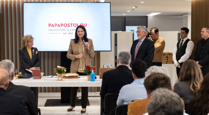 Κεραμέως: Απένειμε Βραβείο για την Βιοϊατρική Τεχνολογία που έχει καθιερώσει η PAPAPOSTOLOU Healthcare Technologies