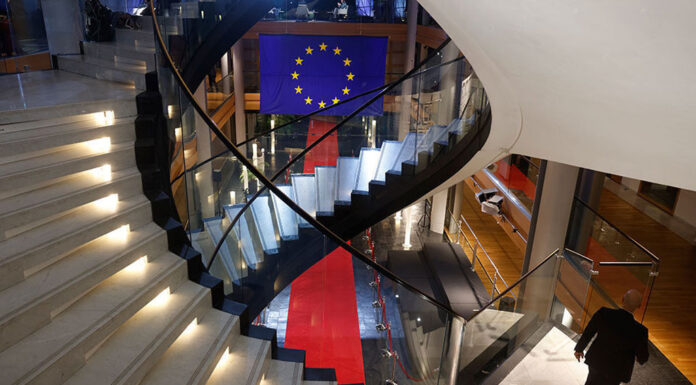 Qatargate: Κατεπείγουσα διαδικασία για την άρση ασυλίας δύο Ευρωβουλευτών