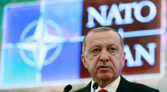 Ράιαν Τζίντζερας: Η Δύση ίσως αναγκαστεί να «καταπιεί» μια τουρκική επίθεση στην Ελλάδα