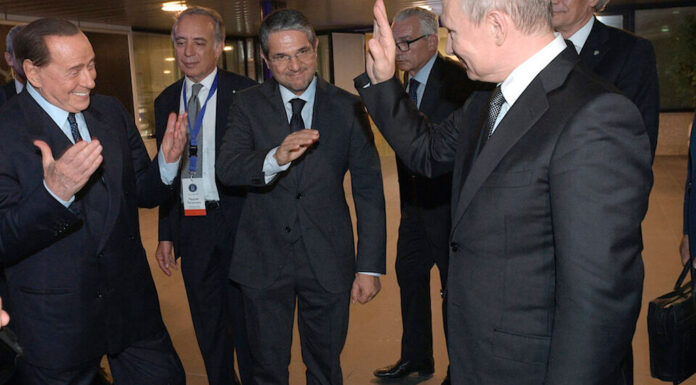 Κίεβο κατά Μπερλουσκόνι: Τον κατηγορεί ότι «προσπαθεί να φιλήσει τα χέρια του Πούτιν»