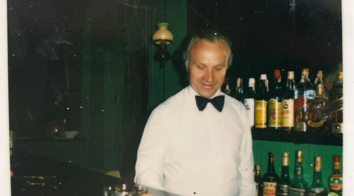 Φώτης Κρικζώνης: «έφυγε» ο παλαιότερος Ελληνας μπάρμαν που κερνούσε στυλ… Της Μαργαρίτας Πουρνάρα